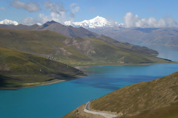 Turquoise waters of Lake Yamdrok